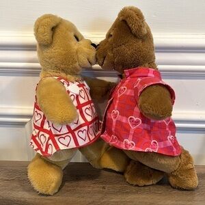 Hallmark Plush Kiss Kiss Bears Limited Edition Musical “All You Need Is Love”